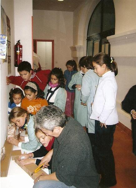 O COLOCANDO EL BELEN DE CERAMICA.jpg